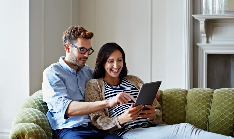 Pic: happy couple on tablet computer